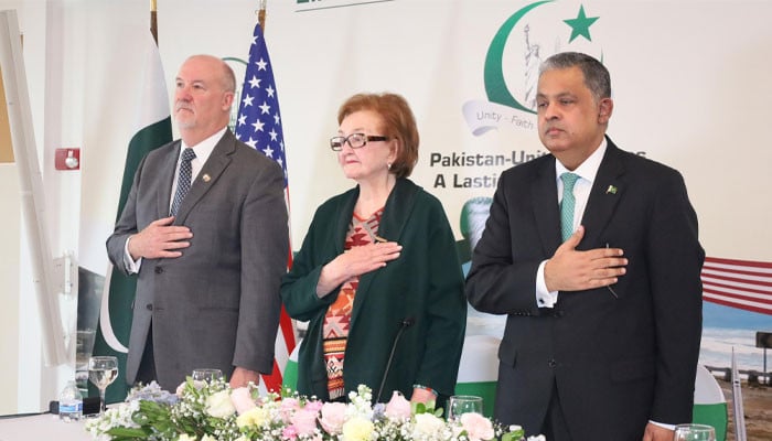 امریکا:-سفارتخانہ-پاکستان-میں-تقریب،-ڈیانا-میک-کارتھر-کو-تمغہ-خدمت-سے-نوازا-گیا