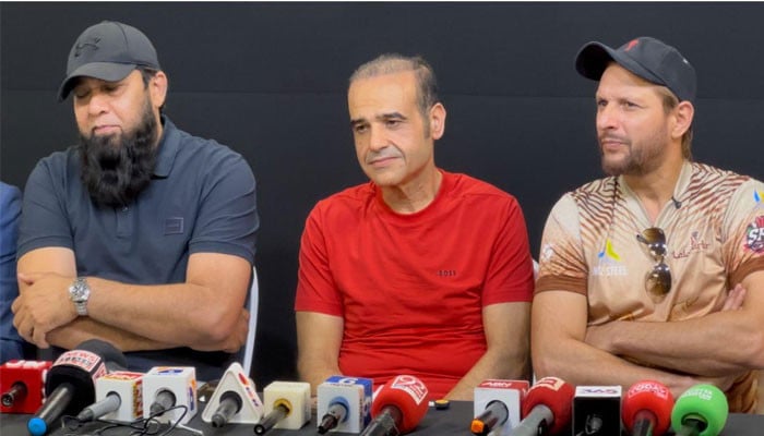 شارجہ-میں-انضمام-الحق،-شاہد-آفریدی-ایک-بار-پھر-کرکٹ-ایکشن-میں!