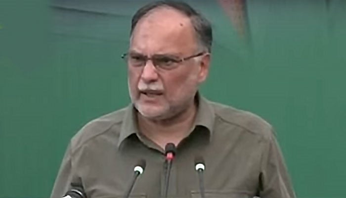 شکر-گڑھ:-احسن-اقبال-کی-شہید-ایف-سی-اہلکار-معظم-کے-گھر-آمد