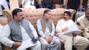 گورنر-پنجاب-نے-کھلی-کچہری-میں-آئے-لوگوں-سے-اسپیکر-آن-کر-کے-وزیراعظم-کی-بات-کروائی