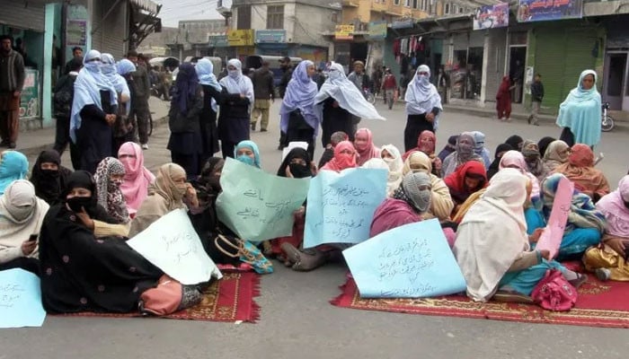 گلگت:-اساتذہ-کا-وزیرتعلیم-کے-دفتر-کے-باہر-دھرنا-24-ویں-روز-بھی-جاری