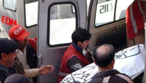 کراچی:-ریت-سے-بھرا-ڈمپر-گاڑی-پر-الٹنے-سے-خاتون-اور-بچی-جاں-بحق