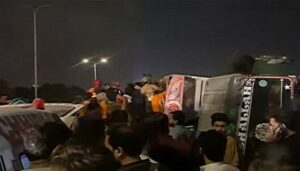 زخمیوں-کو-نکالنے-کیلئے-بیلچوں-سے-مٹی-ہٹائی-گئی،-ڈمپر-حادثے-میں-جاں-بحق-خاتون-کے-بیٹے-کا-شکوہ