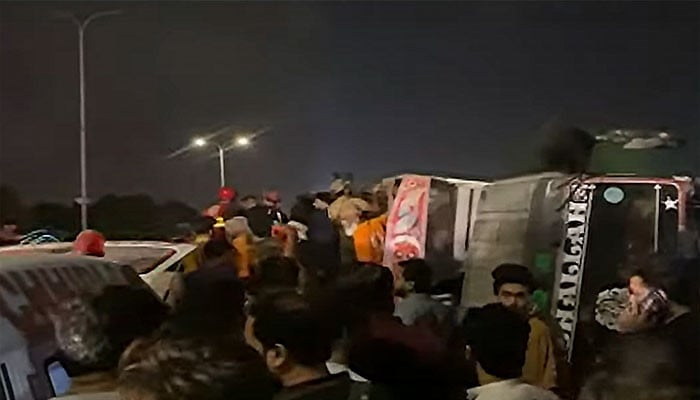 زخمیوں-کو-نکالنے-کیلئے-بیلچوں-سے-مٹی-ہٹائی-گئی،-ڈمپر-حادثے-میں-جاں-بحق-خاتون-کے-بیٹے-کا-شکوہ