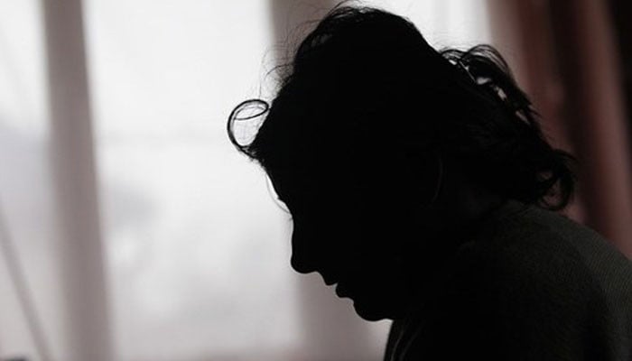 حافظ-آباد:-شوہر-کا-دوسری-بیوی-کیساتھ-مل-کر-پہلی-بیوی-پر-بہیمانہ-تشدد،-نازیبا-ویڈیو-بھی-بنائی