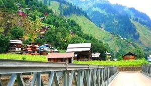 آزاد-کشمیر:-سیاحوں-کی-گاڑی-کھائی-میں-جا-گری،-17-زخمی