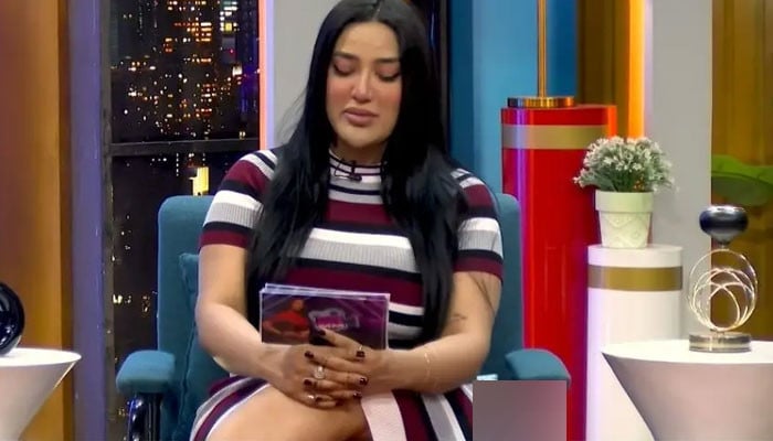 متھیرا-بولڈ-لباس-پہننے-پر-تنقید-کی-زد-میں