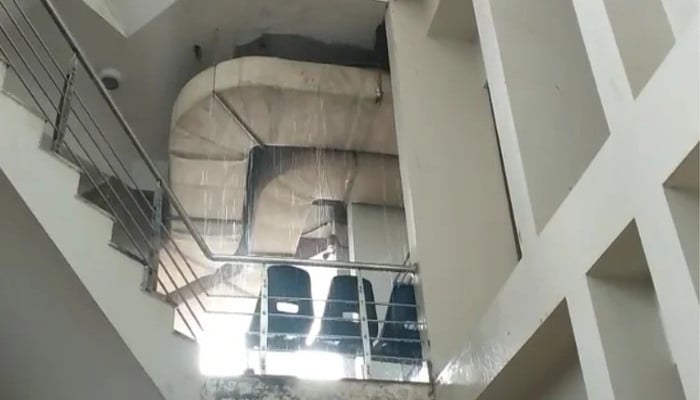 اسلام-آباد-ہائیکورٹ-کی-چھتیں-پانی-سے-ٹپکنے-لگیں