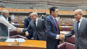 قومی-اسمبلی:-وزیرِاعظم-نے-پی-ٹی-آئی-رہنماؤں-سے-ان-کی-نشست-پر-جا-کر-مصافحہ-کیا