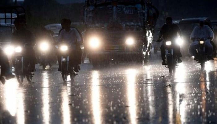 کراچی-میں-گرج-چمک-کے-ساتھ-بارش،-بجلی-غائب