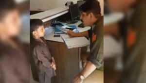 حیدرآباد-میں7-سالہ-بچے-کی-تھانے-جا-کر-محلے-کی-خواتین-کی-شکایت