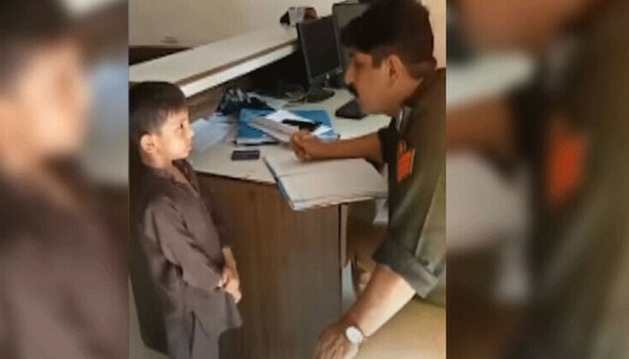 حیدرآباد-میں7-سالہ-بچے-کی-تھانے-جا-کر-محلے-کی-خواتین-کی-شکایت