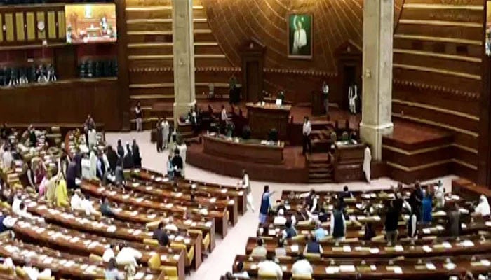 اسپیکر-پنجاب-اسمبلی-کی-رولنگ-کی-خلاف-ورزی،-اپوزیشن-کے-26-ارکان-15-اجلاسوں-کیلئے-معطل