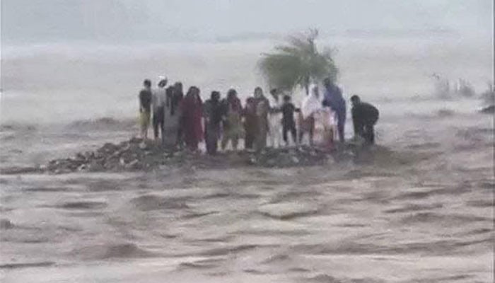 دریائے-سوات-میں-سیاحوں-کے-ڈوبنے-کا-واقعہ،-ڈپٹی-کمشنر-کو-معطل-کردیا-گیا