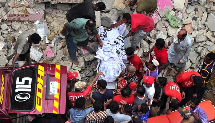 لیاری-میں-5-منزلہ-عمارت-گرنے-سے-ہوئی-تباہی-کے-مناظر