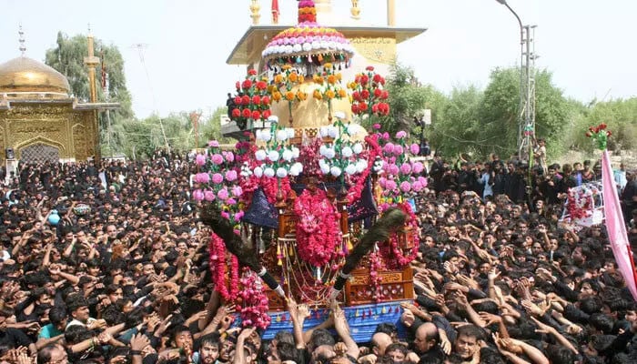 سکھر:-500-سالہ-نو-ڈھالہ-تعزیہ-جلوس-برآمد
