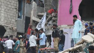 لیاری-میں-تباہ-عمارت-سے-ملحق-عمارتیں-گرائی-جائیں-گی،-مکینوں-کو-سامان-نکالنے-کی-ہدایت