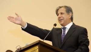 کرسیاں-مارنا،-مائیک-اکھاڑنا،-لڑنا-جھگڑنا-احتجاج-نہیں،-اعظم-نذیر-تارڑ