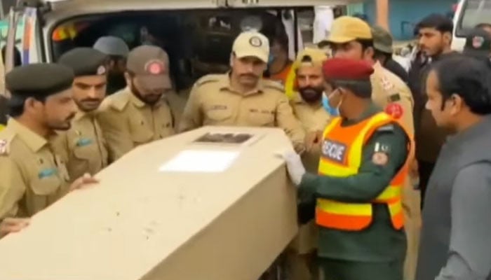 ژوب-میں-قتل-کیے-گئے-9-مسافروں-کی-میتیں-ڈیرہ-غازی-خان-منتقل-کرنے-کے-بعد-آبائی-علاقوں-کو-روانہ