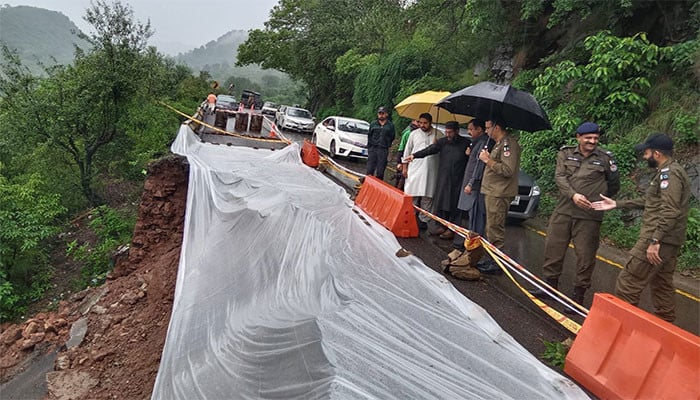 بڑی-چٹان-اور-پتھر-سرکنے-لگے،-ڈپٹی-کمشنر-مری-کا-پاؤں-پتھر-لگنے-سے-زخمی