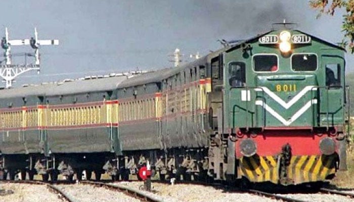مسافر-ٹرینوں-کے-کرایوں-میں-آج-سے-اضافہ-کردیا-گیا،-ترجمان-ریلوے