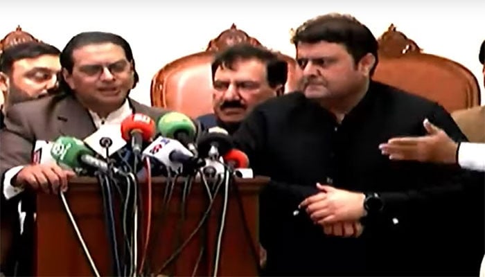 سلمان-اکرم-راجہ-کی-پریس-کانفرنس-کے-دوران-پی-ٹی-آئی-ایم-پی-اے-کا-صحافی-سے-تلخ-جملوں-کا-تبادلہ