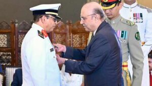 صدر-مملکت-نے-رائل-سعودی-نیول-فورسز-کے-سربراہ-کو-نشانِ-امتیاز-(ملٹری)-سے-نوازا