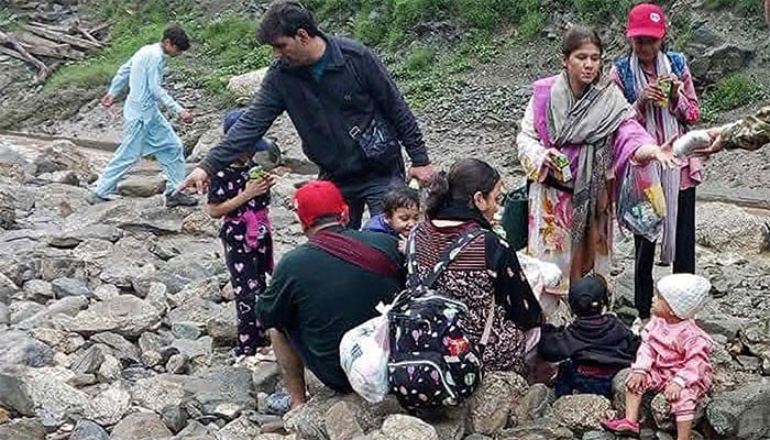 چلاس:-سیلاب-کے-باوجود-مقامی-افراد-سیاحوں-کی-مدد-کیلئے-پیش-پیش-رہے
