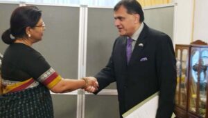 برطانیہ:-پاکستانی-ہائی-کمشنر-کا-بنگلا-دیشی-ہائی-کمیشن-کا-دورہ،-طیارہ-حادثے-پر-اظہارِ-تعزیت
