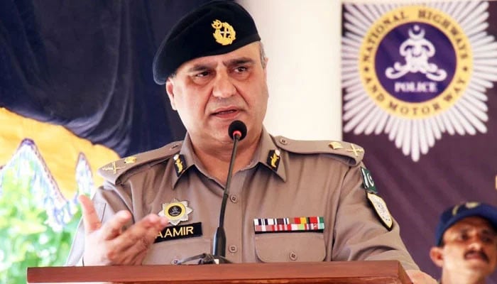 سابق-آئی-جی-عامر-ذوالفقار-کی-گاڑی-کو-موٹروے-پنڈی-بھٹیاں-کے-قریب-حادثہ،-گاڑی-تباہ