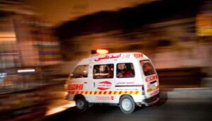 لاہور-میں-بارش،-سائن-بورڈ-و-چھت-گرنے-سے-1-شخص-جاں-بحق،-4-زخمی