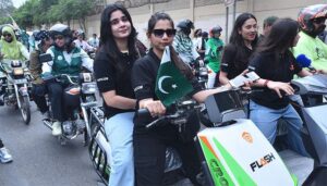 کراچی-میں-خواتین-بائیک-ریلی،-100-سے-زائد-خواتین-نے-حصہ-لیا