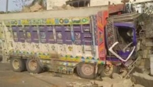 کراچی،-ڈیفنس-لائبریری-کے-پاس-بےقابو-ٹریلر-بنگلے-کی-دیوار-سے-ٹکرا-گیا